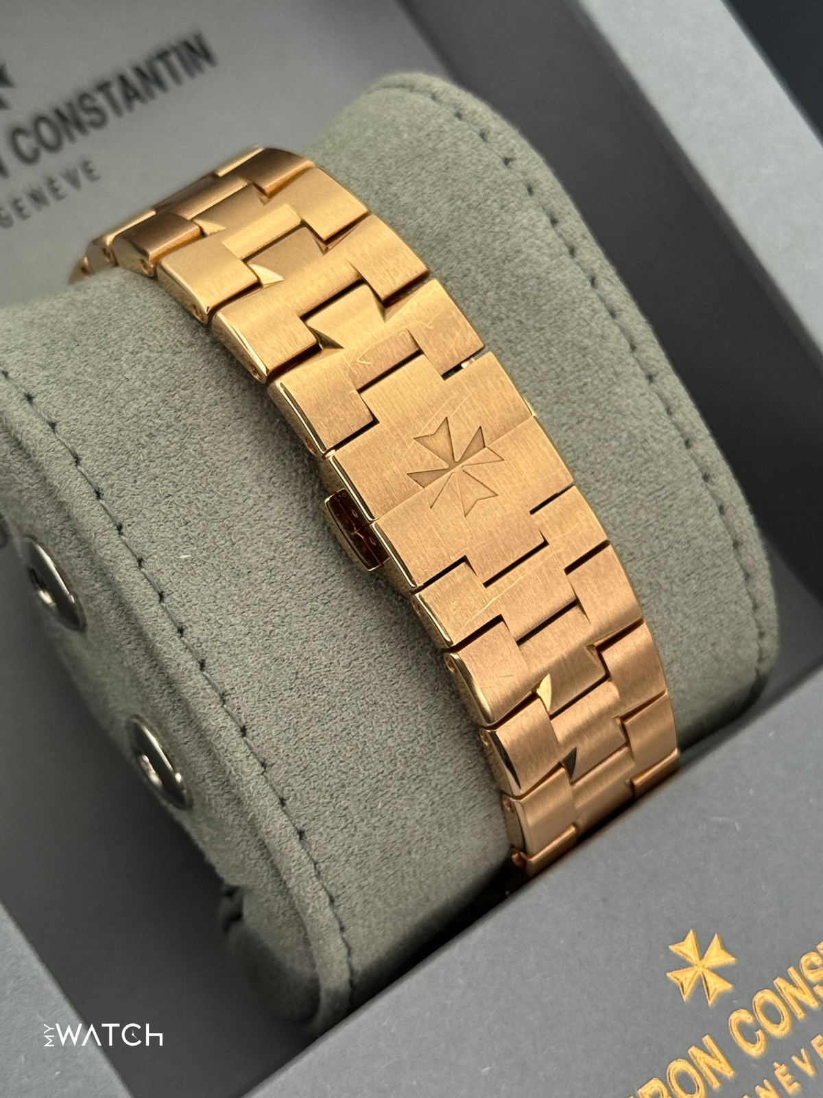 Vacheron Constantin Overseas 41mm 4520V Pink Gold Blue Dial – dial close-up