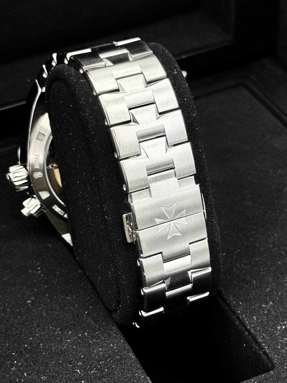Vacheron Constantin Overseas Dual Time 41mm 7920V Blue Dial – dial close-up