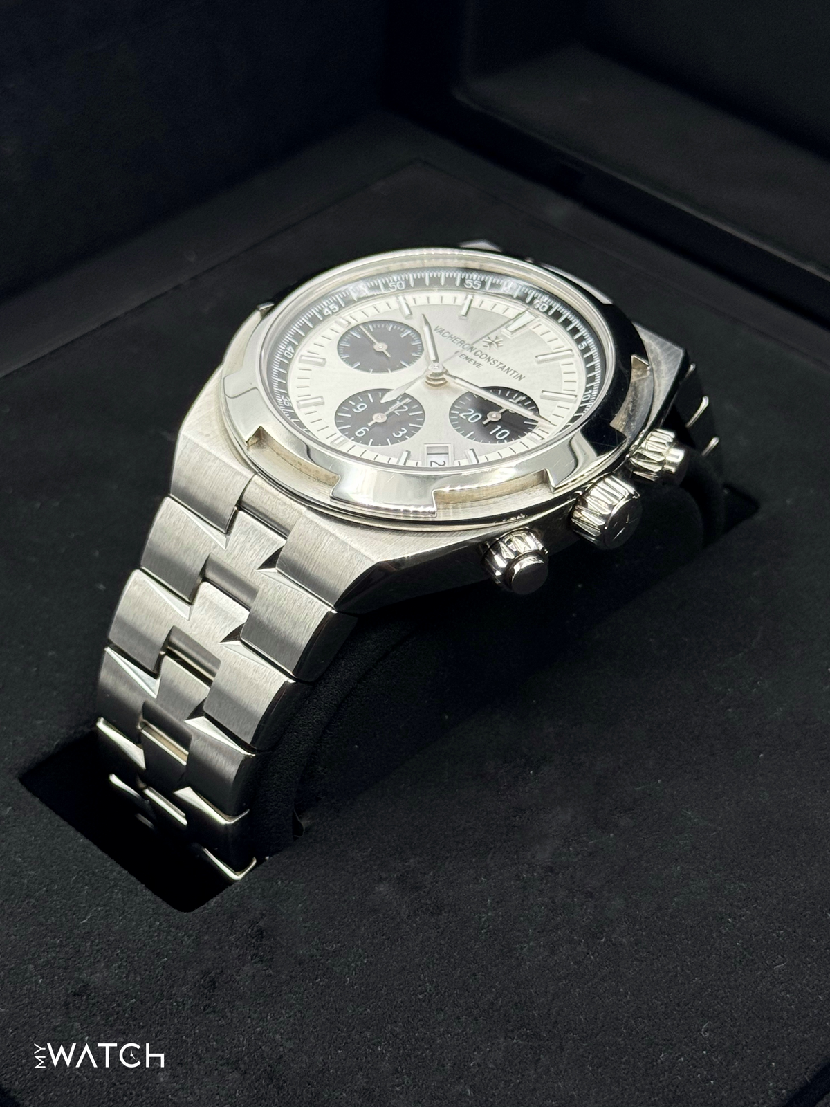 Vacheron Constantin Overseas 42.5mm 5500V Stainless Steel Panda Dial – case back