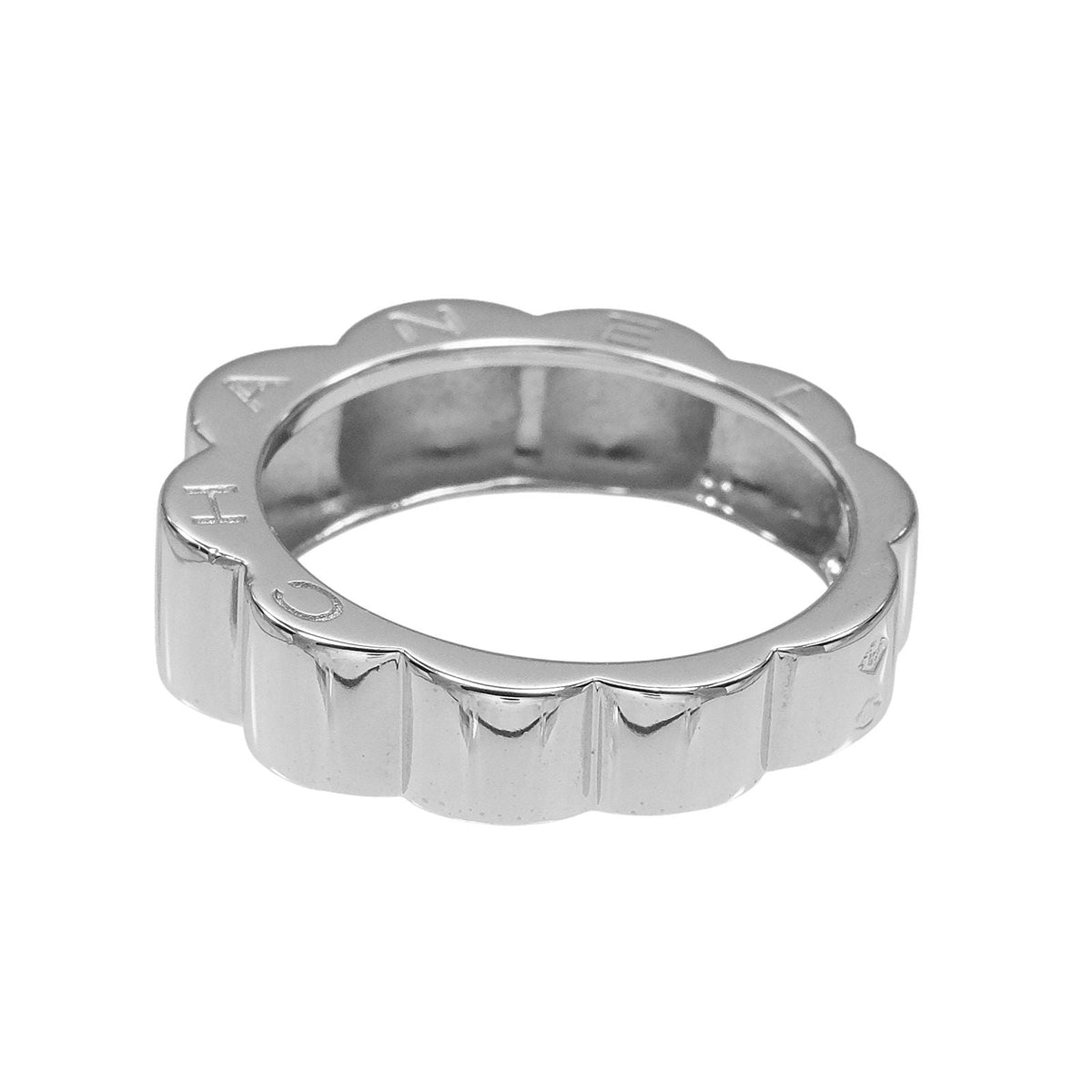 Chanel Profil De Camelia 18K White Gold Ring – close-up
