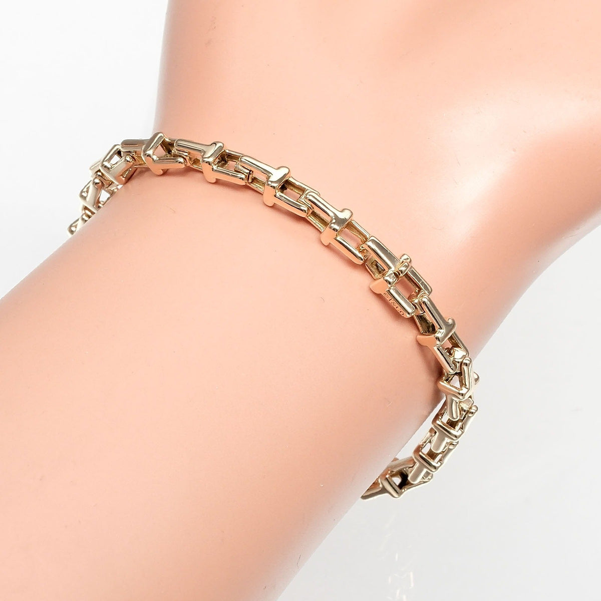 Tiffany & Co. T Narrow 18K Rose Gold Bracelet – clasp detail