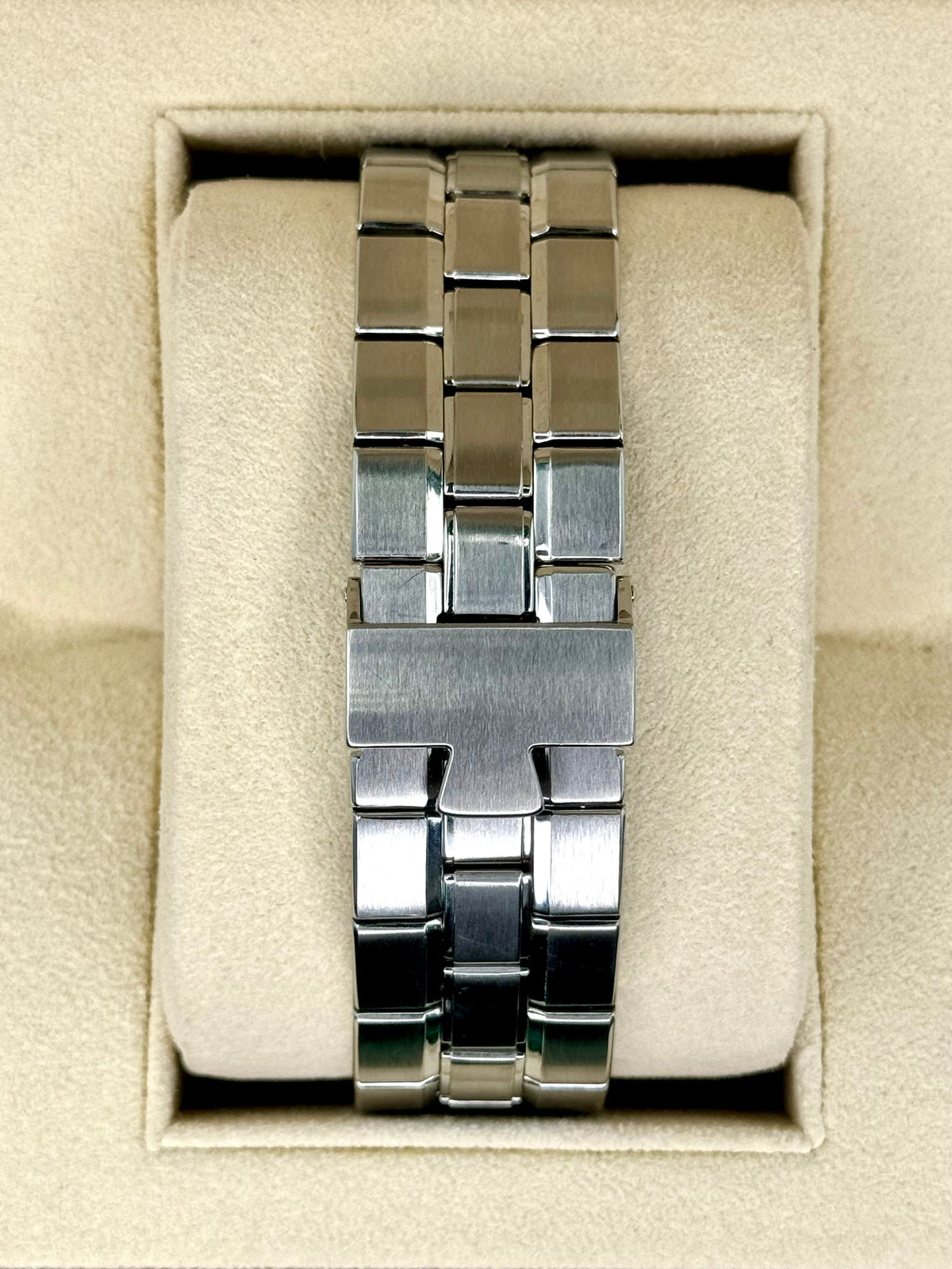 Vacheron Constantin Overseas Chrono 40mm 49140/423A-8886 Black Dial – dial close-up