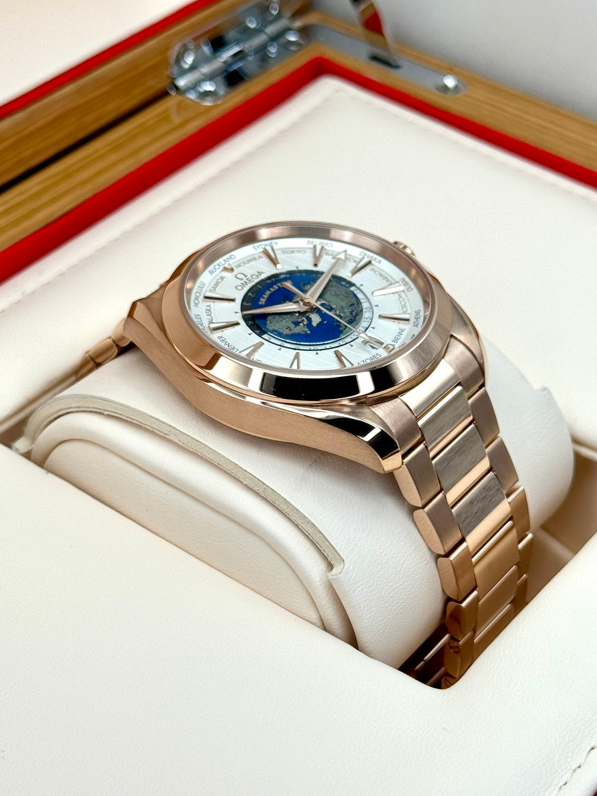 Omega Seamaster Aqua Terra Sedna Gold 220.50.43.22.02.001 – on the wrist