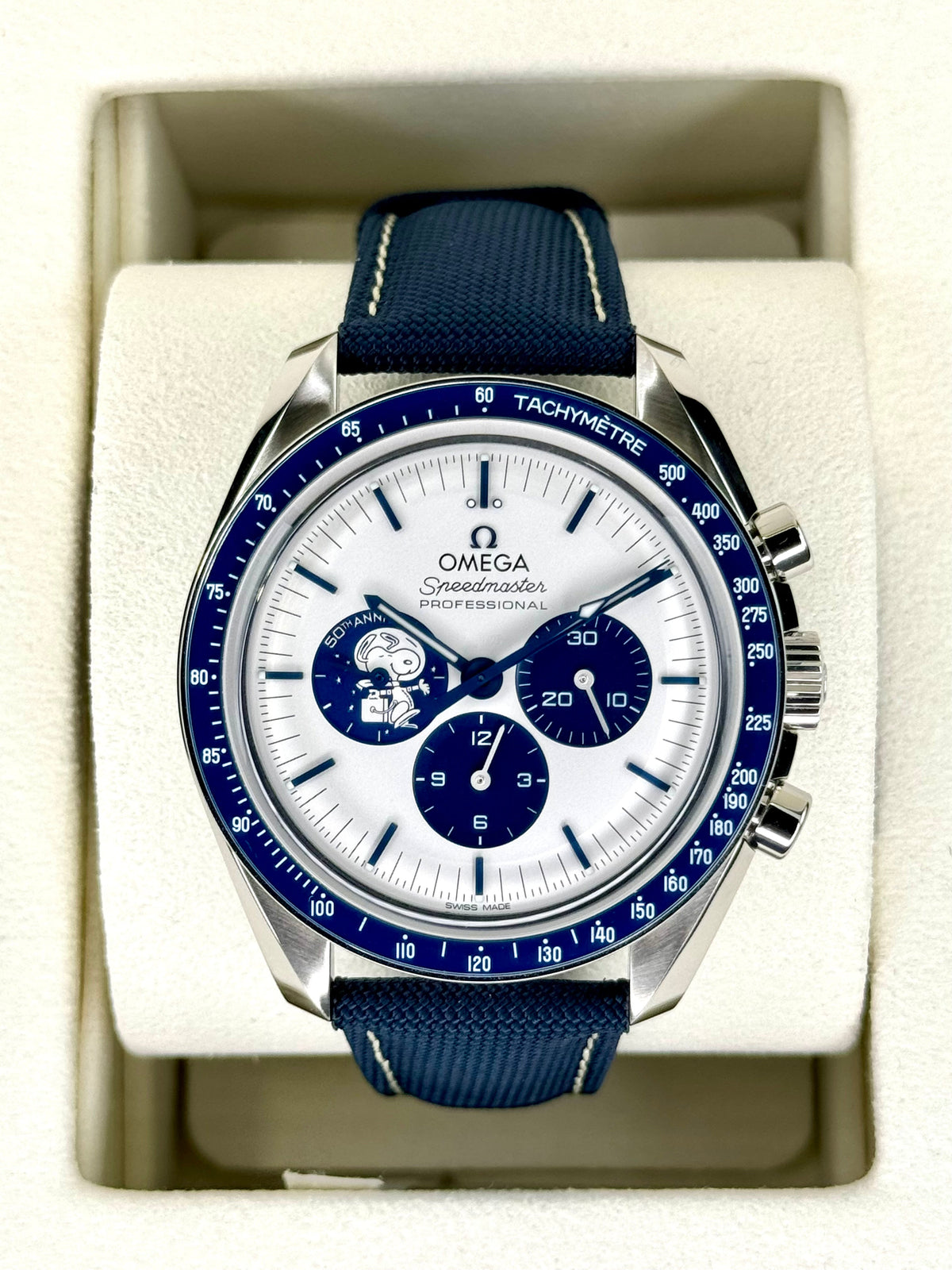 Omega Speedmaster Silver Snoopy Award 310.32.42.50.02.001 – front view