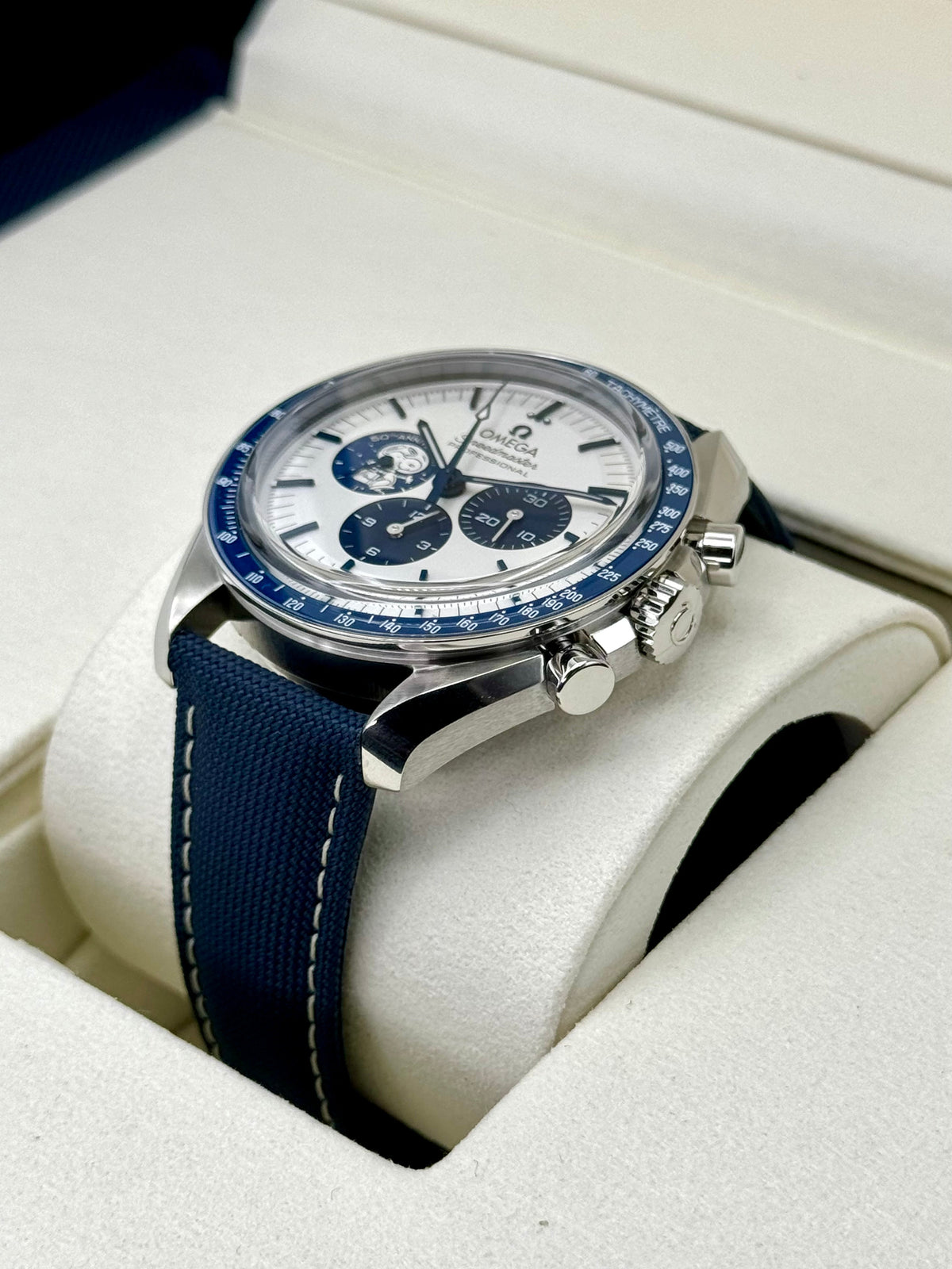 Omega Speedmaster Silver Snoopy Award 310.32.42.50.02.001 – case back