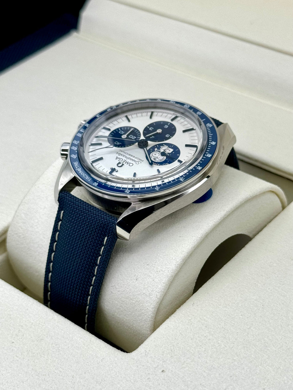 Omega Speedmaster Silver Snoopy Award 310.32.42.50.02.001 – box and papers