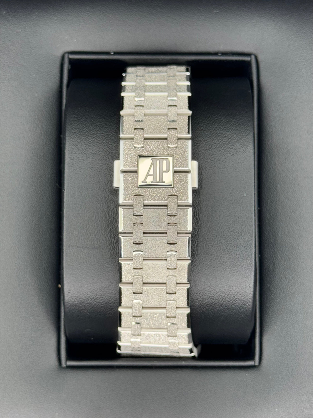 Audemars Piguet 26240BC Frosted White Gold Blue Dial – dial close-up