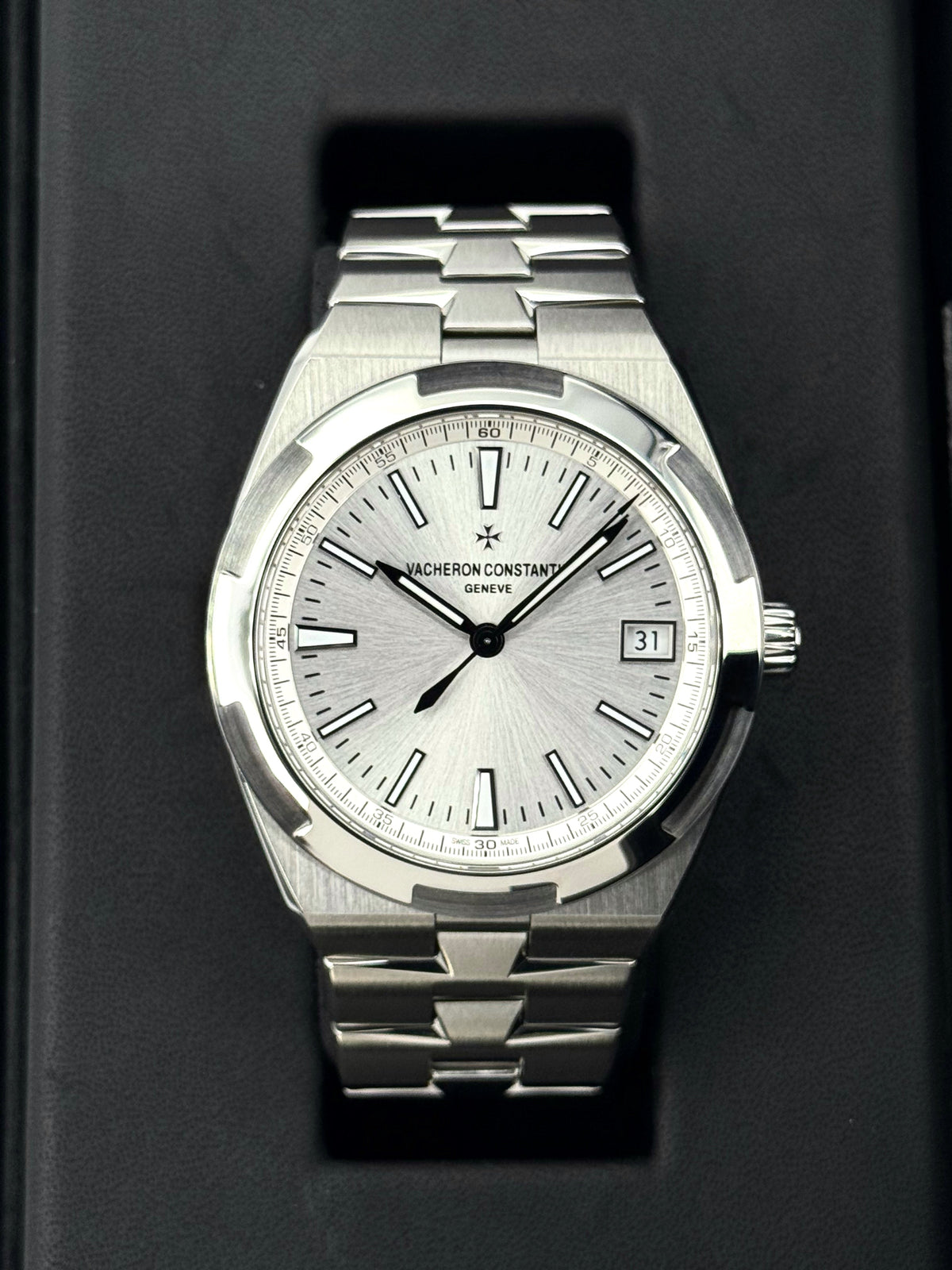 Vacheron Constantin Overseas 41mm 4500V Stainless Steel Silver Dial – front view