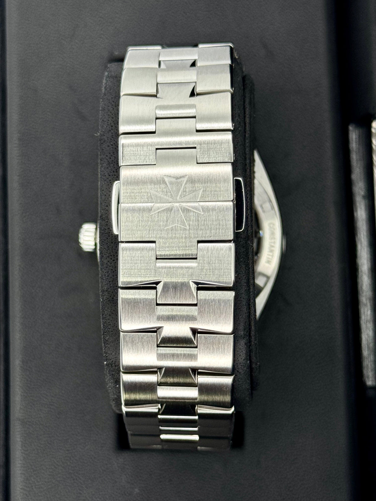 Vacheron Constantin Overseas 41mm 4500V Stainless Steel Silver Dial – dial close-up