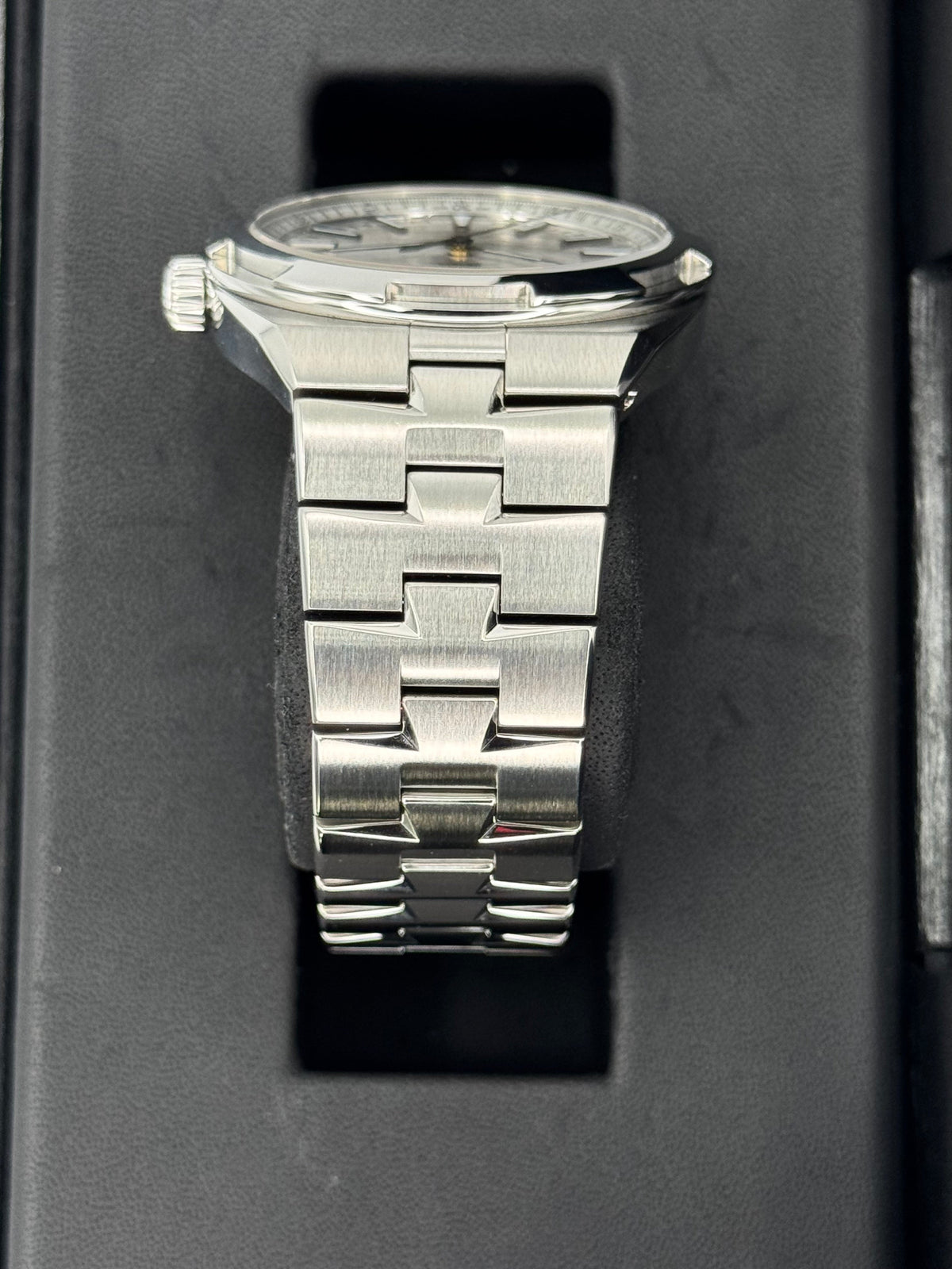Vacheron Constantin Overseas 41mm 4500V Stainless Steel Silver Dial – bracelet and clasp