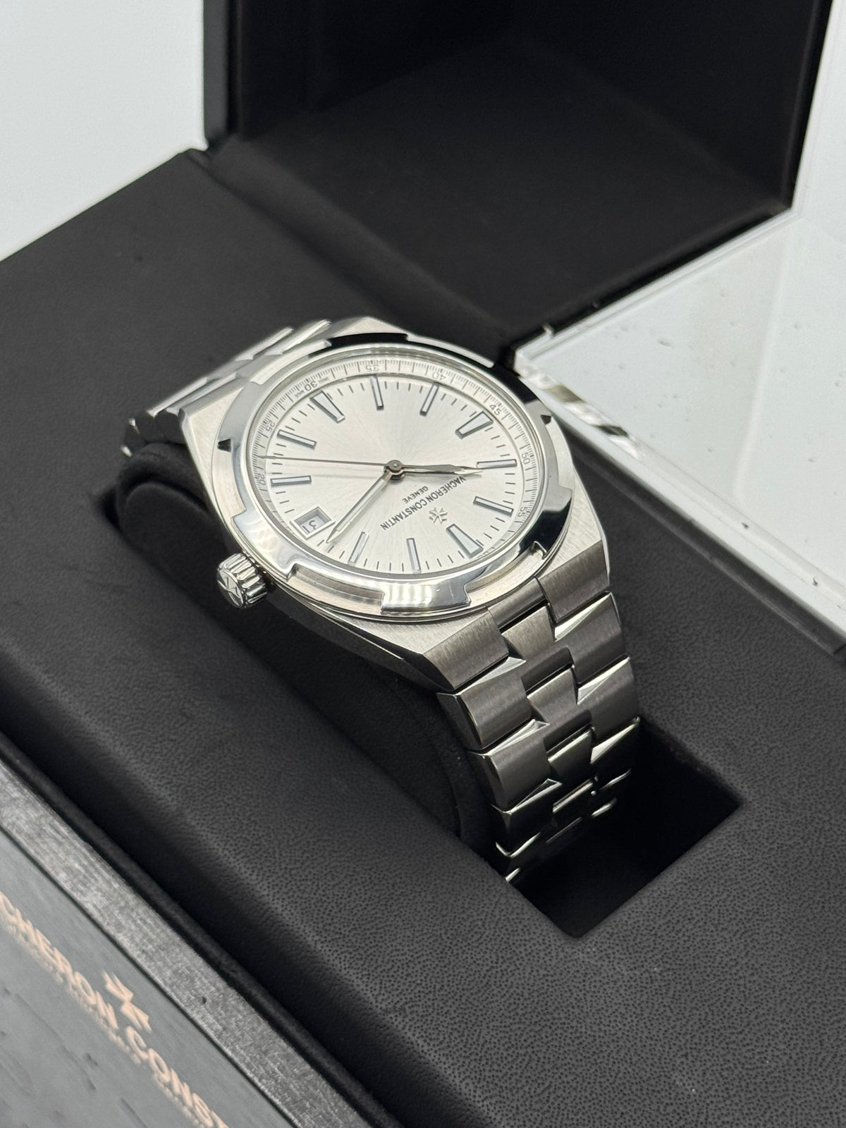 Vacheron Constantin Overseas 41mm 4500V Stainless Steel Silver Dial – box and papers