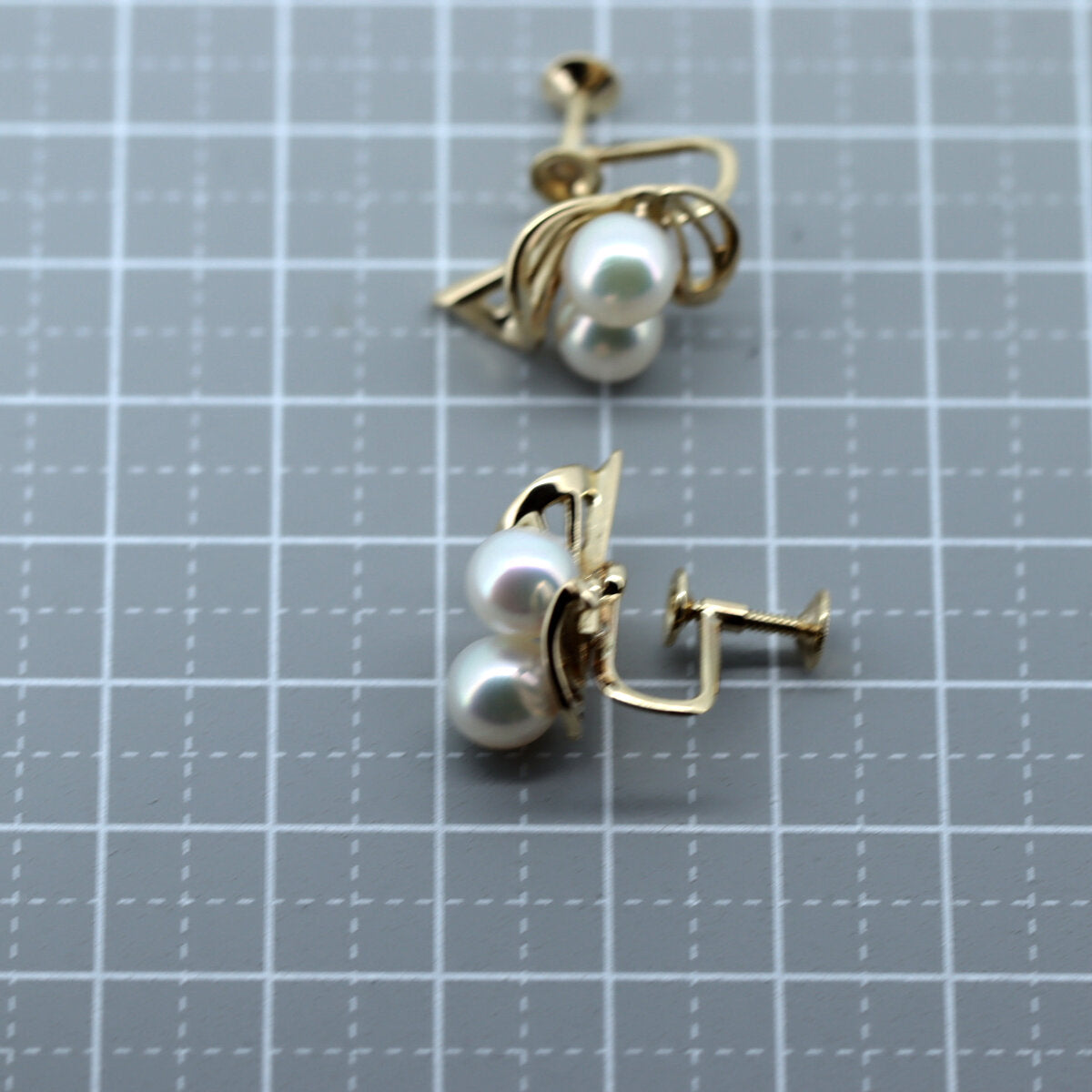 Mikimoto 18K Yellow Gold Pearl Earrings – back and fastening