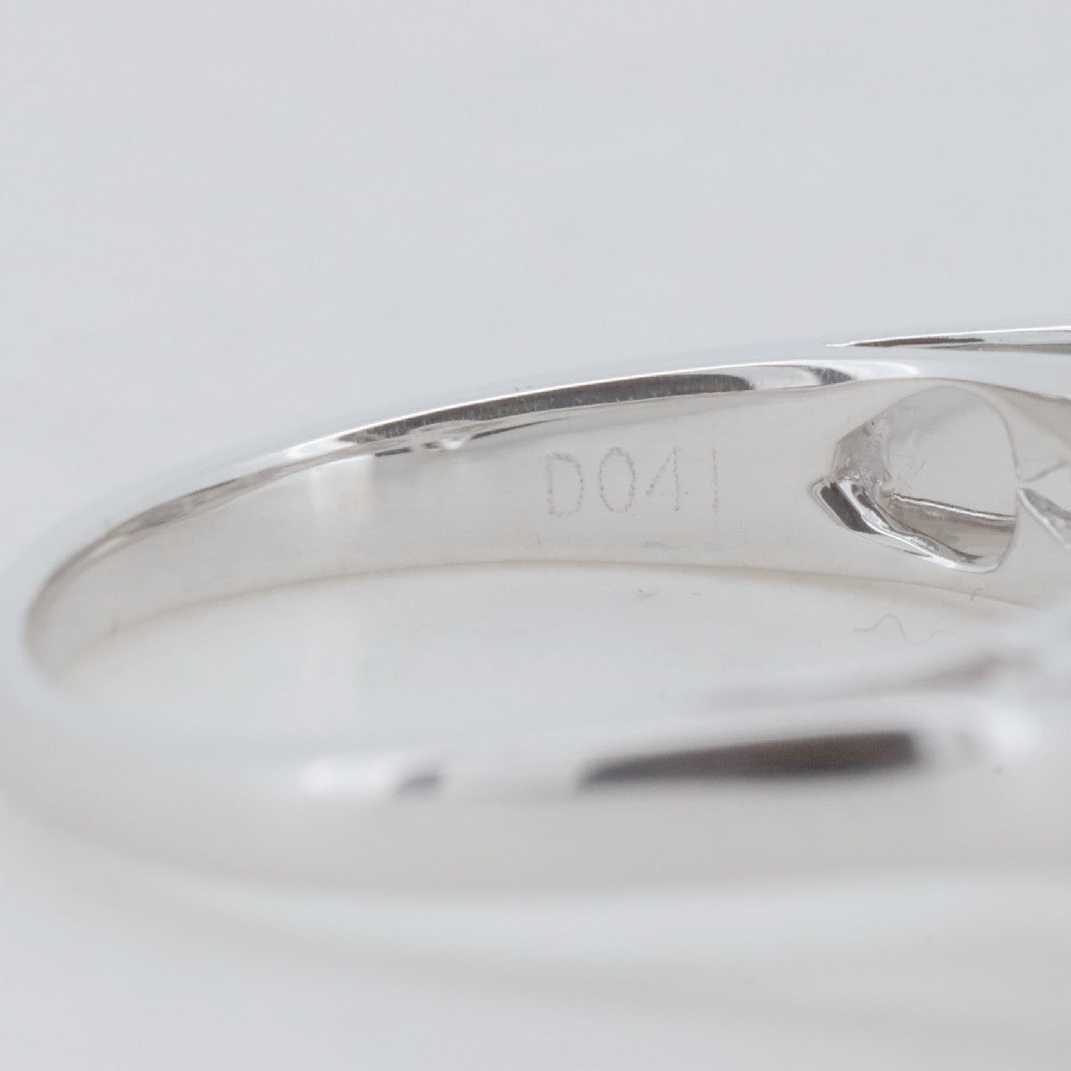 Caracci 18K White Gold Diamond Ring – packaging