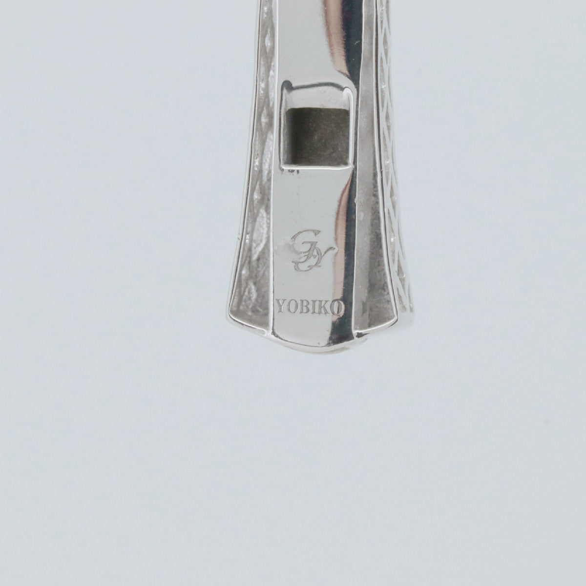 Yukizaki Yobiko 18K White Gold Diamond Pendant – clasp detail